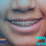 chica mostrando sus dientes con tratamiento de brackets
